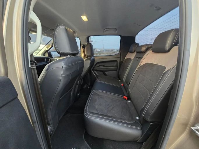 Подержанный Volkswagen Amarok II, 2.0 л, 2023 в Шардже от Al Jana Used Cars Золотистый цвет. GCC | AUTO.AE