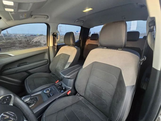 Подержанный Volkswagen Amarok II, 2.0 л, 2023 в Шардже от Al Jana Used Cars Золотистый цвет. GCC | AUTO.AE