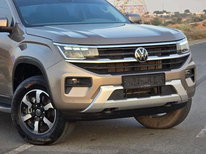 Подержанный Volkswagen Amarok II, 2.0 л, 2023 в Шардже от Al Jana Used Cars Золотистый цвет. GCC | AUTO.AE