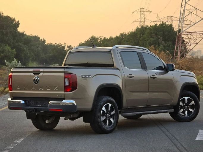 Подержанный Volkswagen Amarok II, 2.0 л, 2023 в Шардже от Al Jana Used Cars Золотистый цвет. GCC | AUTO.AE