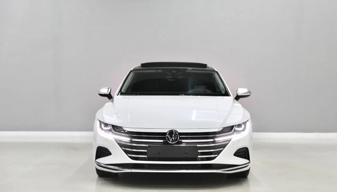 Подержанный Volkswagen Arteon I Рестайлинг, 2.0 л, 2023 в Шардже от Al Qassem Cars Trading Белый цвет. Корейская | AUTO.AE