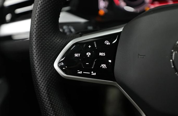 Подержанный Volkswagen Arteon I Рестайлинг, 2.0 л, 2023 в Шардже от Al Qassem Cars Trading Белый цвет. Корейская | AUTO.AE