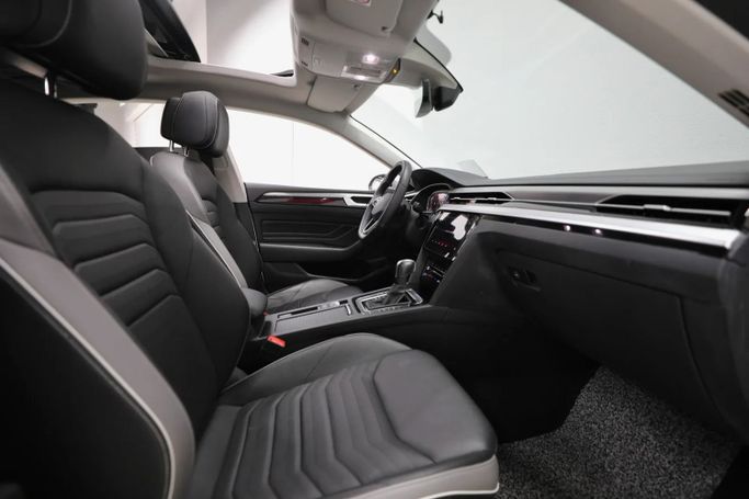 Подержанный Volkswagen Arteon I Рестайлинг, 2.0 л, 2023 в Шардже от Al Qassem Cars Trading Белый цвет. Корейская | AUTO.AE