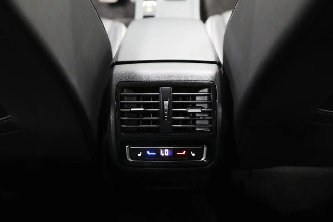 Подержанный Volkswagen Arteon I Рестайлинг, 2.0 л, 2023 в Шардже от Al Qassem Cars Trading Белый цвет. Корейская | AUTO.AE