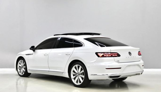 Подержанный Volkswagen Arteon I Рестайлинг, 2.0 л, 2023 в Шардже от Al Qassem Cars Trading Белый цвет. Корейская | AUTO.AE