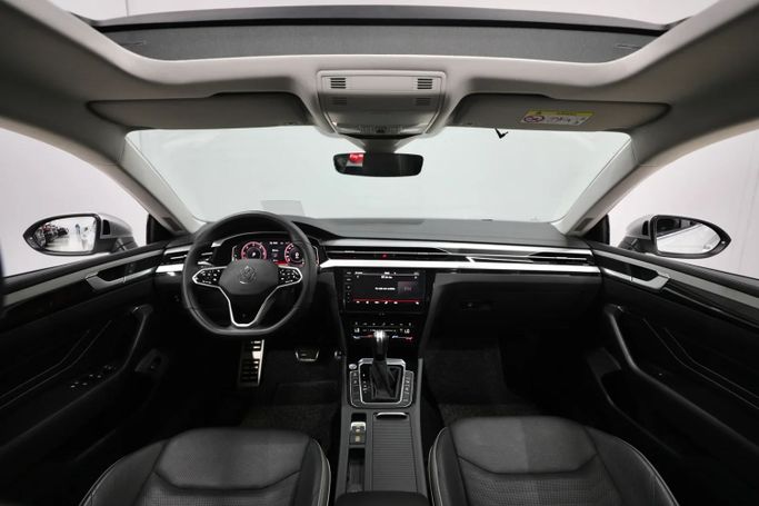 Подержанный Volkswagen Arteon I Рестайлинг, 2.0 л, 2023 в Шардже от Al Qassem Cars Trading Белый цвет. Корейская | AUTO.AE