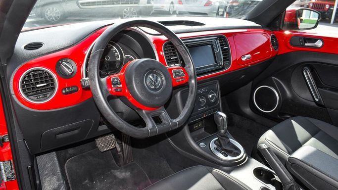 Подержанный Volkswagen Beetle II (A5), 2.0 л, 2016 в Шардже от Alsaadi Motors Красный цвет. Other | AUTO.AE