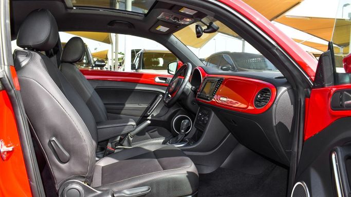 Подержанный Volkswagen Beetle II (A5), 2.0 л, 2016 в Шардже от Alsaadi Motors Красный цвет. Other | AUTO.AE