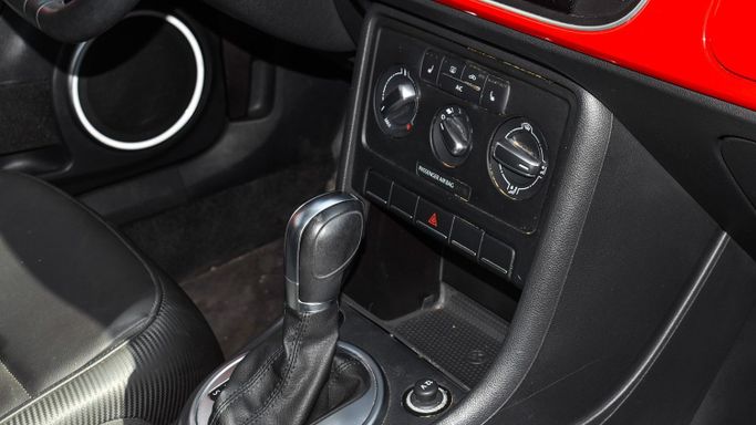 Подержанный Volkswagen Beetle II (A5), 2.0 л, 2016 в Шардже от Alsaadi Motors Красный цвет. Other | AUTO.AE