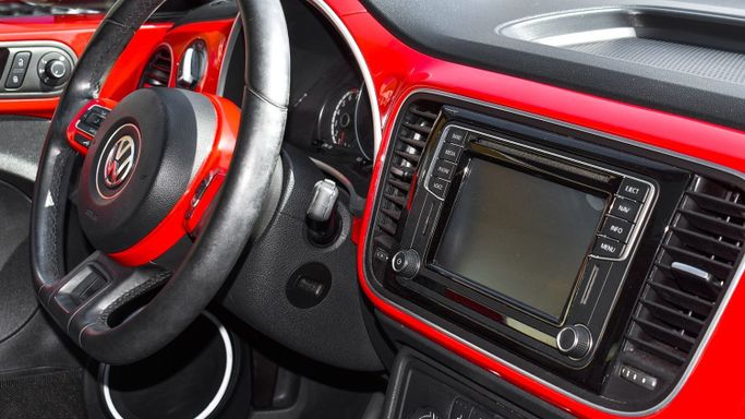 Подержанный Volkswagen Beetle II (A5), 2.0 л, 2016 в Шардже от Alsaadi Motors Красный цвет. Other | AUTO.AE