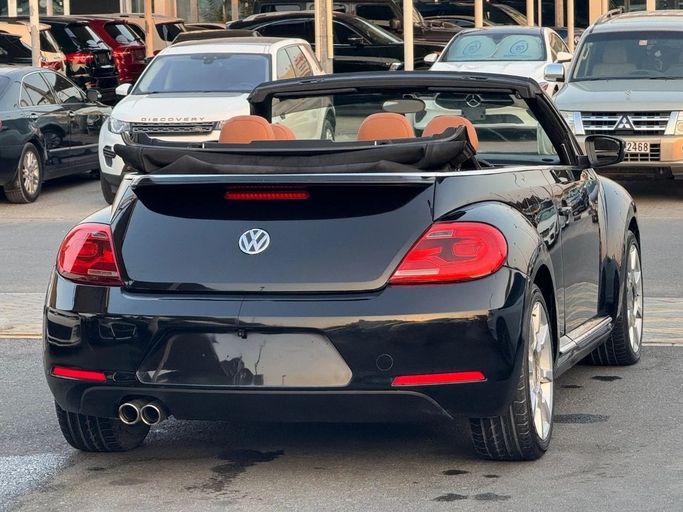 Подержанный Volkswagen Beetle II (A5), 1.8 л, 2013 в Шардже от Titanium Used Cars Черный цвет. Американская | AUTO.AE