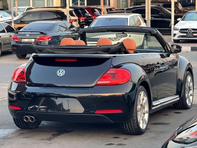 Подержанный Volkswagen Beetle II (A5), 2.0 л, 2013 в Шардже от Taj Al Impratoor Used Cars Черный цвет. Американская | AUTO.AE