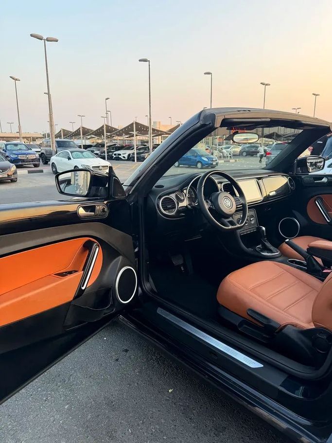 Подержанный Volkswagen Beetle II (A5), 2.0 л, 2013 в Шардже от Taj Al Impratoor Used Cars Черный цвет. Американская | AUTO.AE