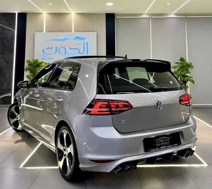 Подержанный Volkswagen Golf GTI VII Рестайлинг, 2.0 л, 2018 в Шардже от Ayoon Alhoot Motors Серый цвет. GCC | AUTO.AE