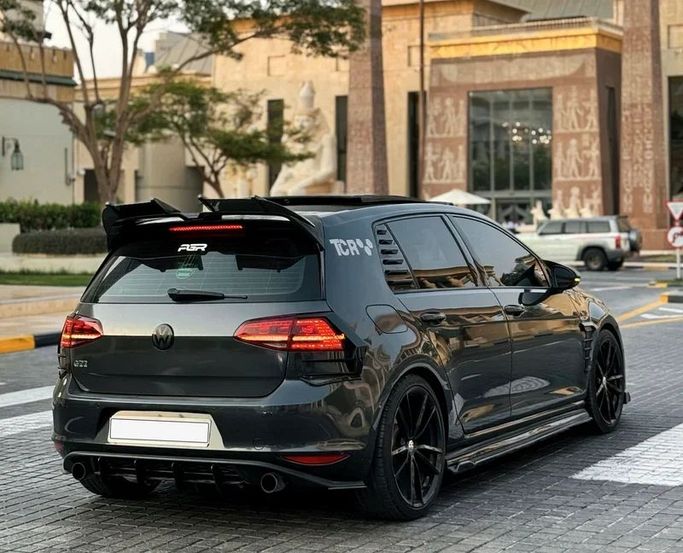 Подержанный Volkswagen Golf GTI VII, 2.0 л, 2015 в Шардже от Ayoon Alhoot Motors Черный цвет. GCC | AUTO.AE