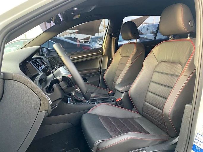 Подержанный Volkswagen Golf GTI VII Рестайлинг, 2.0 л, 2019 в Шардже от Al Saqr Al Mutaliq Белый цвет. GCC | AUTO.AE