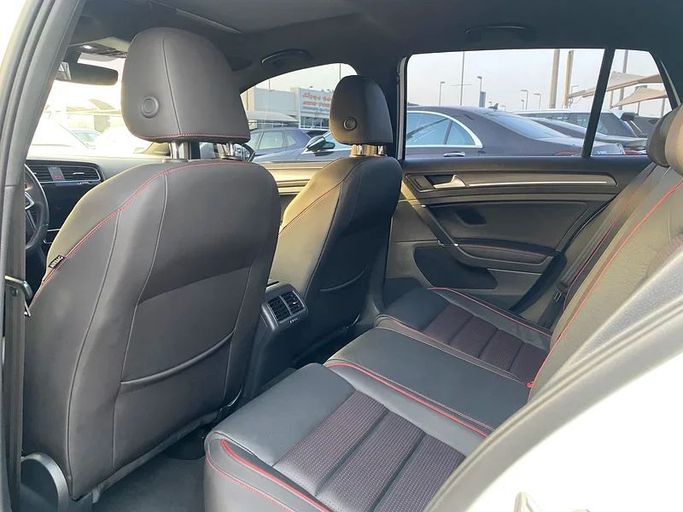 Подержанный Volkswagen Golf GTI VII Рестайлинг, 2.0 л, 2019 в Шардже от Al Saqr Al Mutaliq Белый цвет. GCC | AUTO.AE