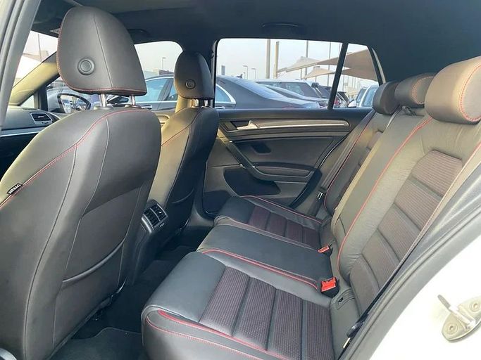 Подержанный Volkswagen Golf GTI VII Рестайлинг, 2.0 л, 2019 в Шардже от Al Saqr Al Mutaliq Белый цвет. GCC | AUTO.AE