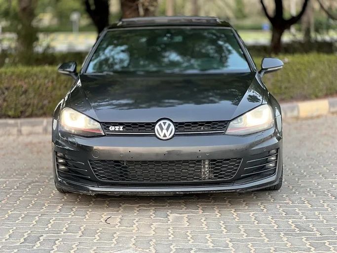 Подержанный Volkswagen Golf GTI VII, 2.0 л, 2014 в Шардже от Taj Al Impratoor Used Cars Серый цвет. GCC | AUTO.AE