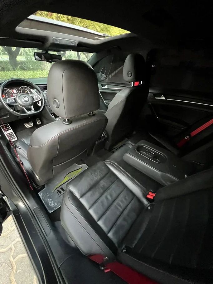 Подержанный Volkswagen Golf GTI VII, 2.0 л, 2014 в Шардже от Taj Al Impratoor Used Cars Серый цвет. GCC | AUTO.AE