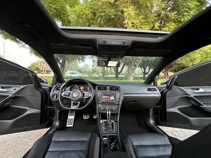 Подержанный Volkswagen Golf GTI VII, 2.0 л, 2014 в Шардже от Taj Al Impratoor Used Cars Серый цвет. GCC | AUTO.AE