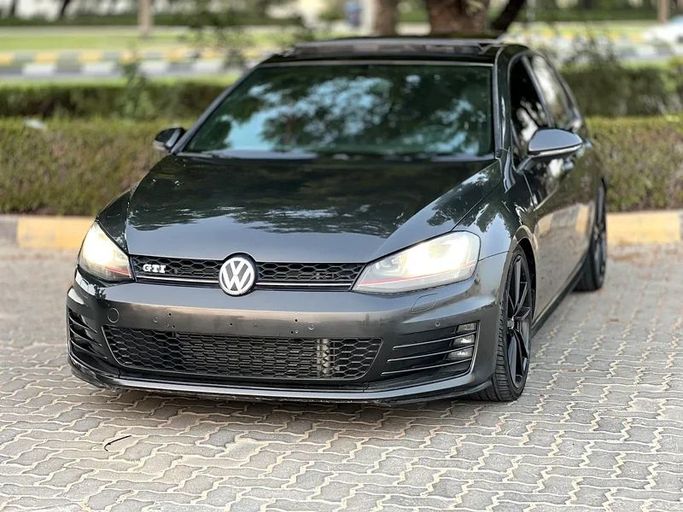 Подержанный Volkswagen Golf GTI VII, 2.0 л, 2014 в Шардже от Taj Al Impratoor Used Cars Серый цвет. GCC | AUTO.AE