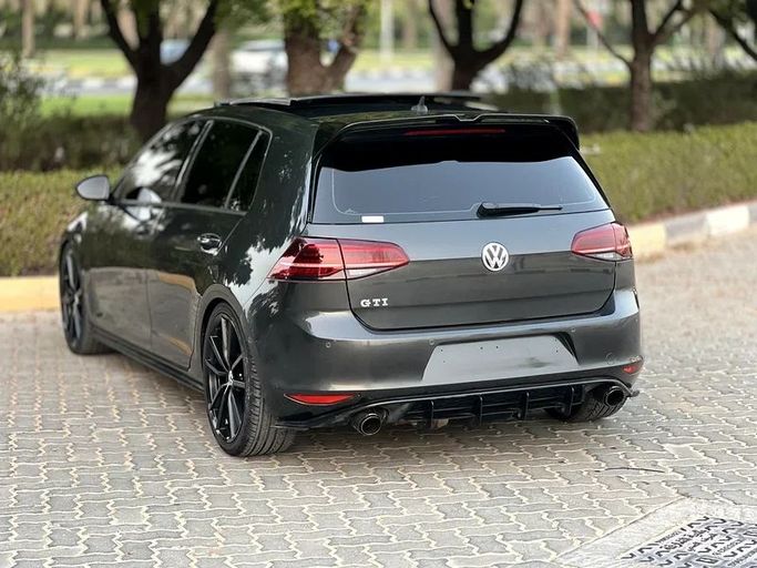 Подержанный Volkswagen Golf GTI VII, 2.0 л, 2014 в Шардже от Taj Al Impratoor Used Cars Серый цвет. GCC | AUTO.AE