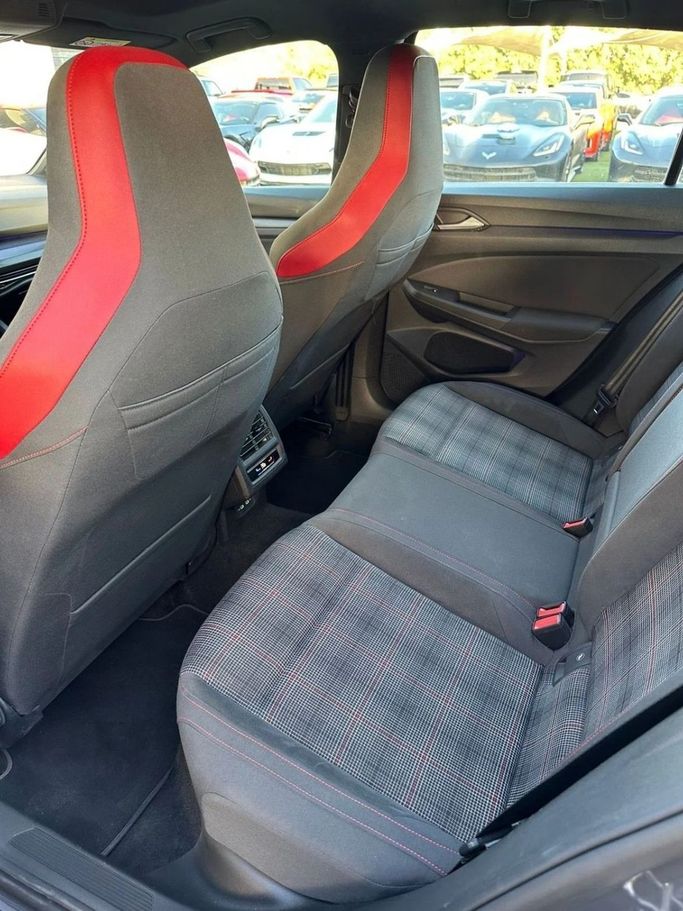 Подержанный Volkswagen Golf GTI VIII, 2.0 л, 2022 в Шардже от Noor Al Seyoh Used Cars Серый цвет. GCC | AUTO.AE