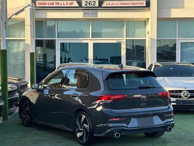 Подержанный Volkswagen Golf GTI VIII, 2.0 л, 2022 в Шардже от Noor Al Seyoh Used Cars Серый цвет. GCC | AUTO.AE