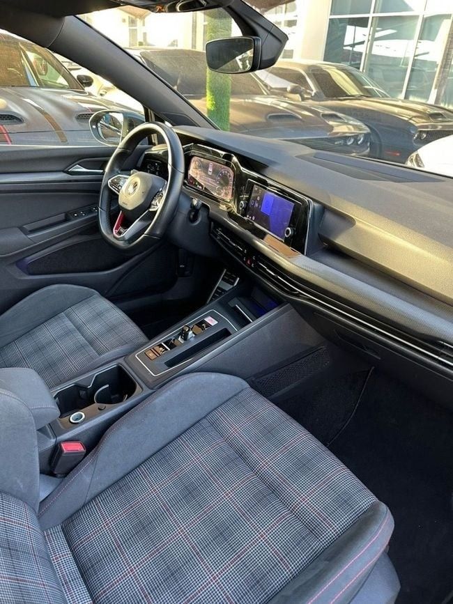 Подержанный Volkswagen Golf GTI VIII, 2.0 л, 2022 в Шардже от Noor Al Seyoh Used Cars Серый цвет. GCC | AUTO.AE