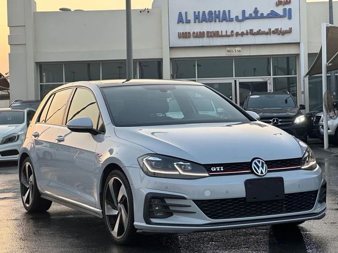 Подержанный Volkswagen Golf GTI VII Рестайлинг, 2.0 л, 2019 в Шардже от Al Hashal Used Cars Белый цвет. GCC | AUTO.AE