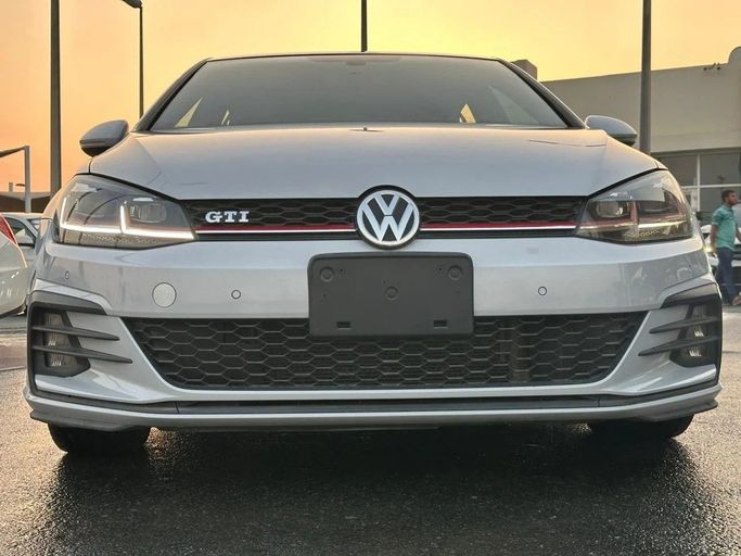Подержанный Volkswagen Golf GTI VII Рестайлинг, 2.0 л, 2019 в Шардже от Al Hashal Used Cars Белый цвет. GCC | AUTO.AE