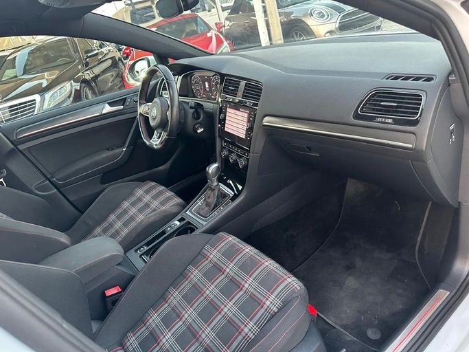 Подержанный Volkswagen Golf GTI VII Рестайлинг, 2.0 л, 2019 в Шардже от Al Hashal Used Cars Белый цвет. GCC | AUTO.AE
