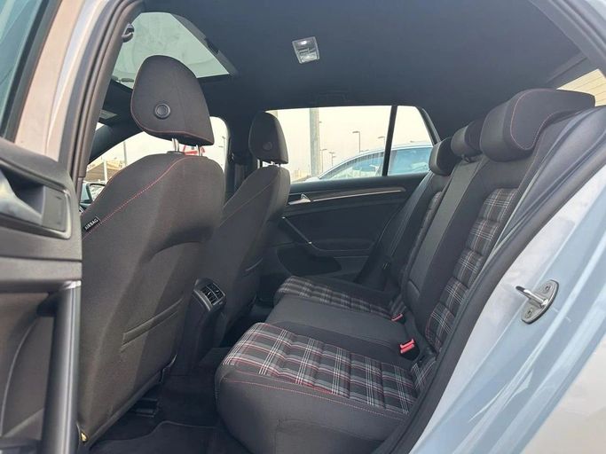 Подержанный Volkswagen Golf GTI VII Рестайлинг, 2.0 л, 2019 в Шардже от Al Hashal Used Cars Белый цвет. GCC | AUTO.AE