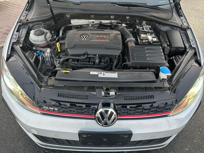 Подержанный Volkswagen Golf GTI VII Рестайлинг, 2.0 л, 2019 в Шардже от Al Hashal Used Cars Белый цвет. GCC | AUTO.AE