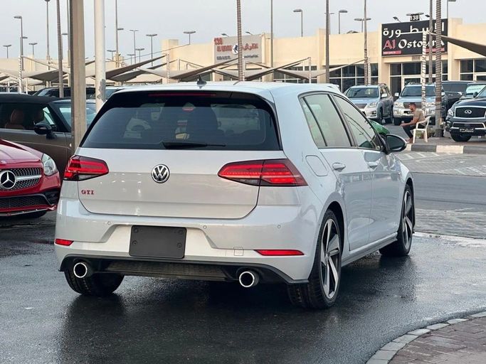 Подержанный Volkswagen Golf GTI VII Рестайлинг, 2.0 л, 2019 в Шардже от Al Hashal Used Cars Белый цвет. GCC | AUTO.AE