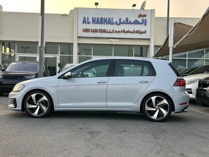 Подержанный Volkswagen Golf GTI VII Рестайлинг, 2.0 л, 2019 в Шардже от Al Hashal Used Cars Белый цвет. GCC | AUTO.AE