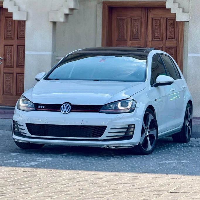 Подержанный Volkswagen Golf GTI VII, 2.0 л, 2015 в Шардже от Sarmad Cars Белый цвет. Other | AUTO.AE