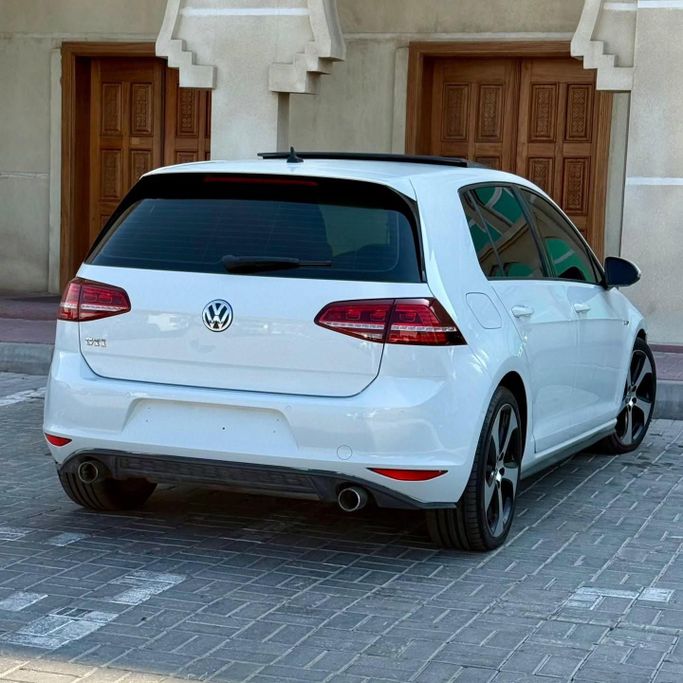 Подержанный Volkswagen Golf GTI VII, 2.0 л, 2015 в Шардже от Sarmad Cars Белый цвет. Other | AUTO.AE