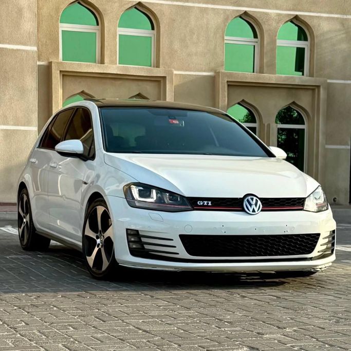 Подержанный Volkswagen Golf GTI VII, 2.0 л, 2015 в Шардже от Sarmad Cars Белый цвет. Other | AUTO.AE
