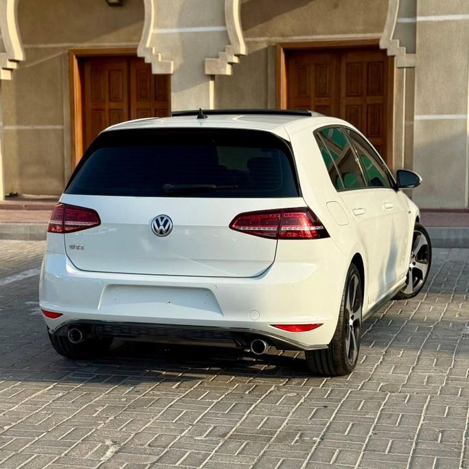 Подержанный Volkswagen Golf GTI VII, 2.0 л, 2015 в Шардже от Sarmad Cars Белый цвет. Other | AUTO.AE