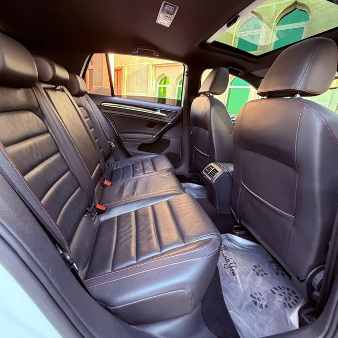 Подержанный Volkswagen Golf GTI VII, 2.0 л, 2015 в Шардже от Sarmad Cars Белый цвет. Other | AUTO.AE