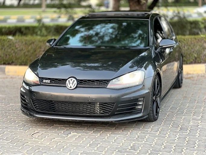 Подержанный Volkswagen Golf GTI VII, 2.0 л, 2014 в Шардже от ASAL ALHAIBAH USED CARS Черный цвет. GCC | AUTO.AE