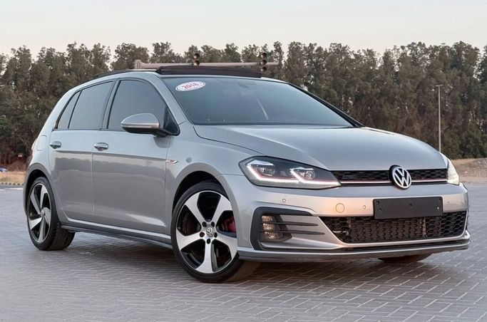 Подержанный Volkswagen Golf GTI VII Рестайлинг, 2.0 л, 2018 в Шардже от Laqtah Used Cars Серебристый цвет. GCC | AUTO.AE | Объявление #272760
