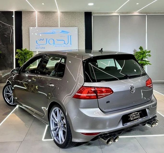 Подержанный Volkswagen Golf R VII Рестайлинг, 2.0 л, 2018 в Шардже от Ayoon Alhoot Motors Серый цвет. GCC | AUTO.AE