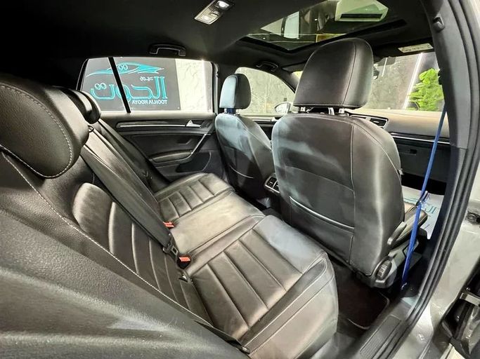Подержанный Volkswagen Golf R VII Рестайлинг, 2.0 л, 2018 в Шардже от Ayoon Alhoot Motors Серый цвет. GCC | AUTO.AE