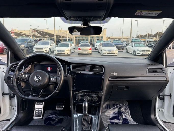 Подержанный Volkswagen Golf R VII Рестайлинг, 2.0 л, 2018 в Шардже от Titanium Used Cars Белый цвет. GCC | AUTO.AE