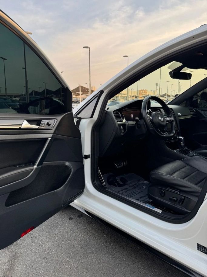Подержанный Volkswagen Golf R VII Рестайлинг, 2.0 л, 2018 в Шардже от Titanium Used Cars Белый цвет. GCC | AUTO.AE