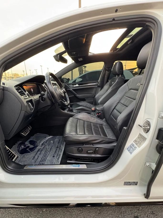 Подержанный Volkswagen Golf R VII Рестайлинг, 2.0 л, 2018 в Шардже от Titanium Used Cars Белый цвет. GCC | AUTO.AE