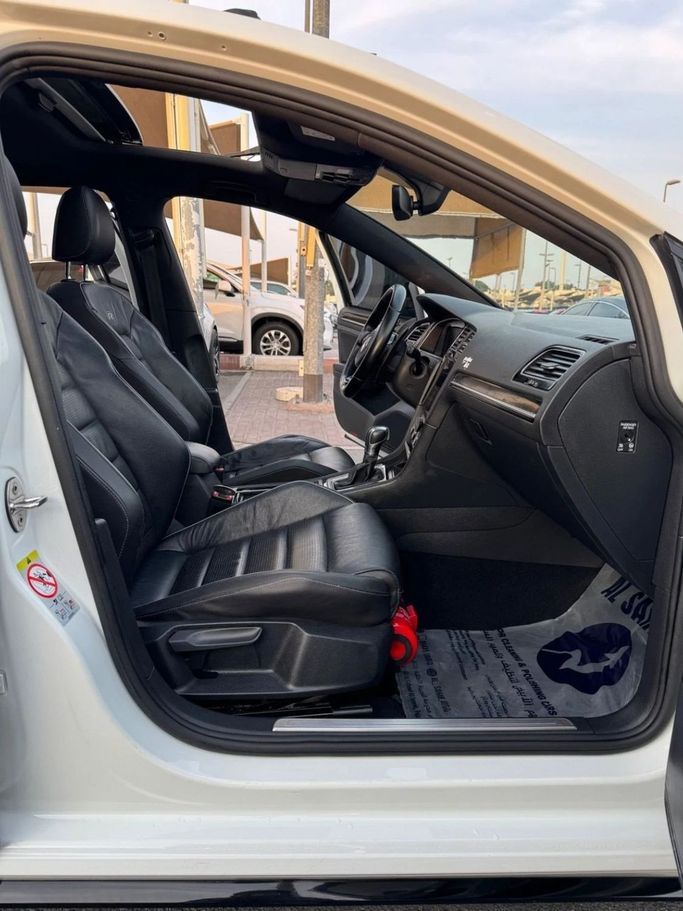 Подержанный Volkswagen Golf R VII Рестайлинг, 2.0 л, 2018 в Шардже от Titanium Used Cars Белый цвет. GCC | AUTO.AE